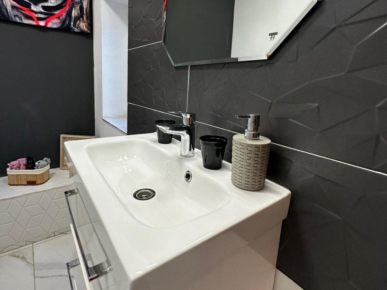 The Fame - Modern Studio In Top Location & Parking كرايوفا المظهر الخارجي الصورة